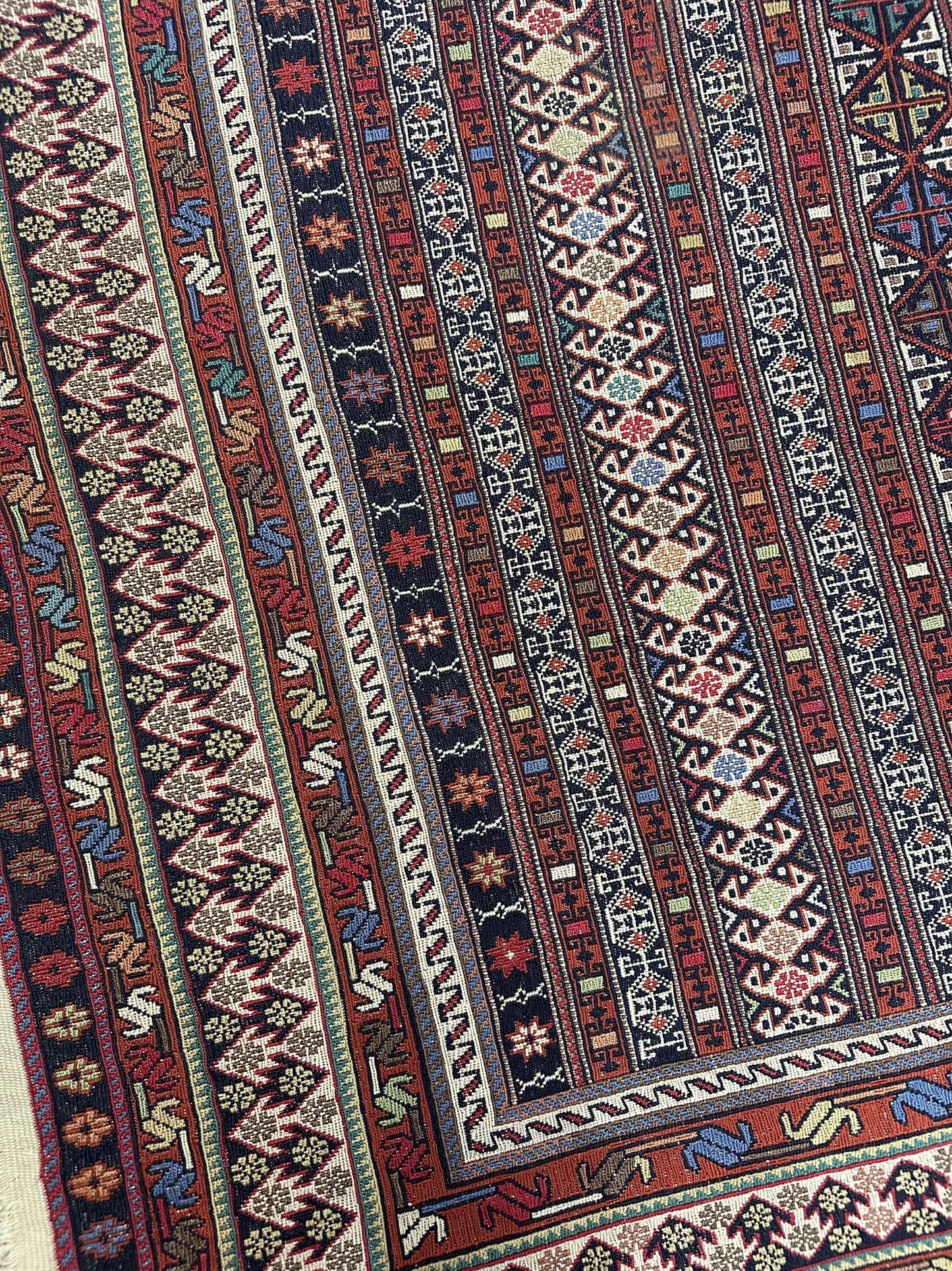 Fine Sarouk 4' x 7' Hand Knotted Lambs Wool Area Rug Made in Ira