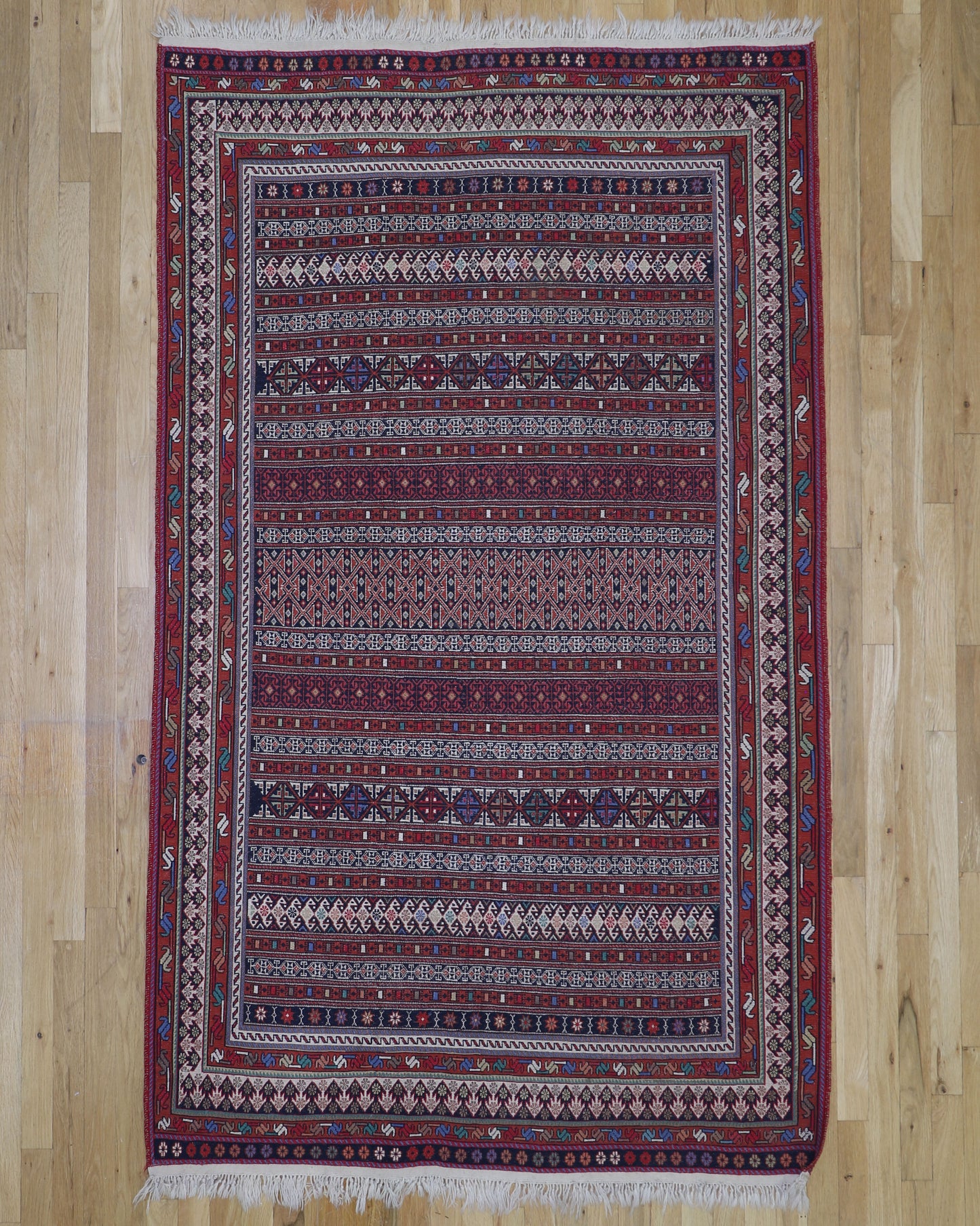 Fine Sarouk 4' x 7' Hand Knotted Lambs Wool Area Rug Made in Ira